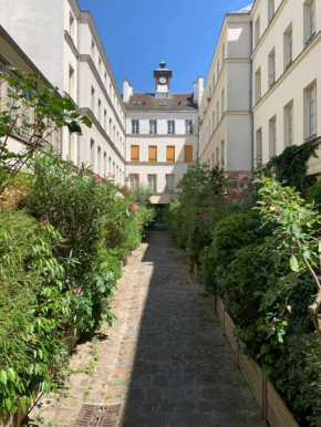 Top cozy apartment in the Upper Marais Area
